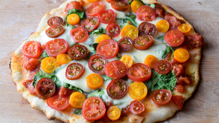 Pizza z kolorowymi pomidorkami